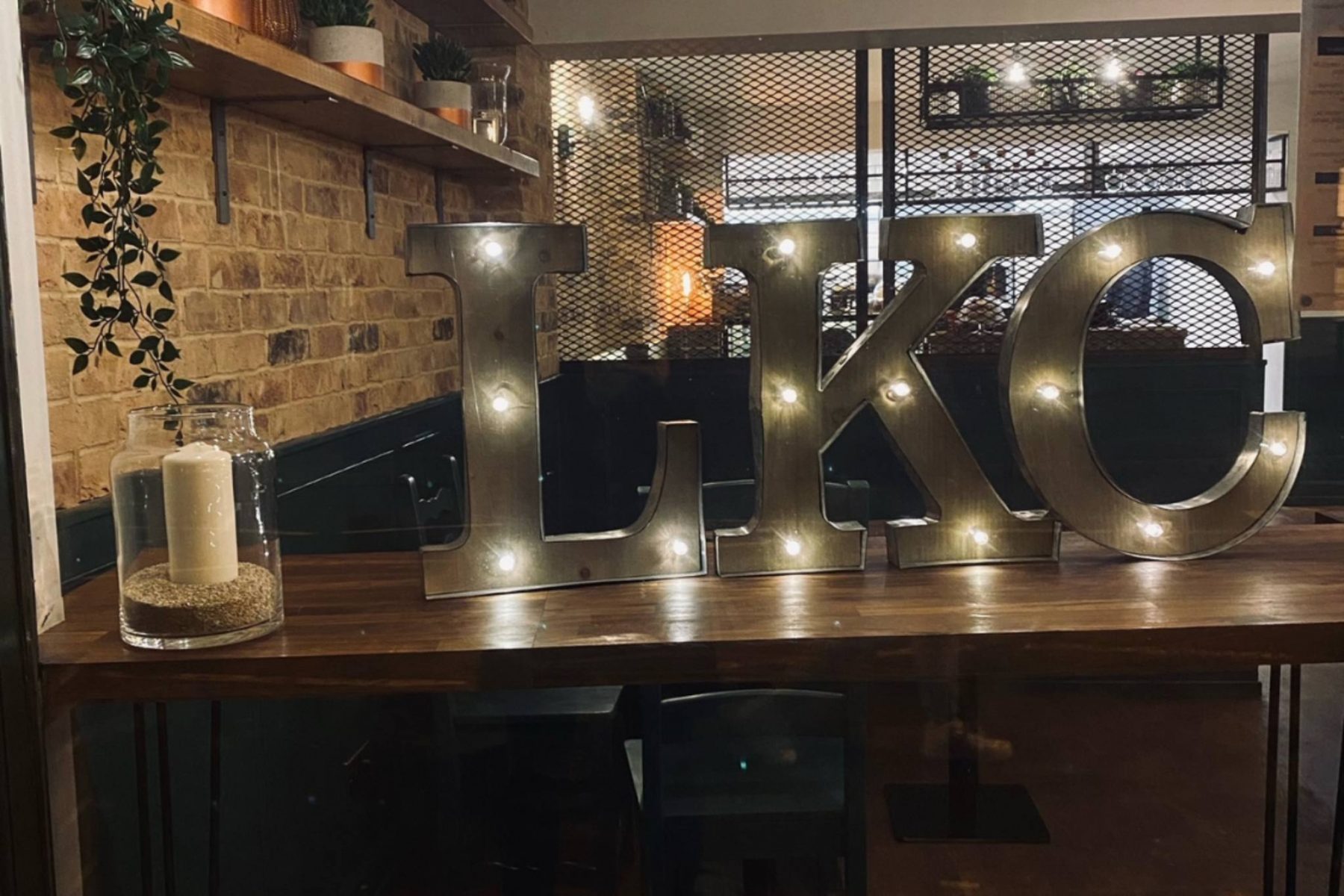 lkc-illuminated-sign-bistro